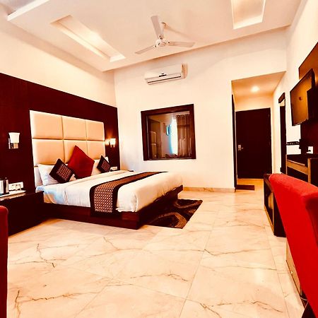 Hotel The Onix Dehradun Esterno foto
