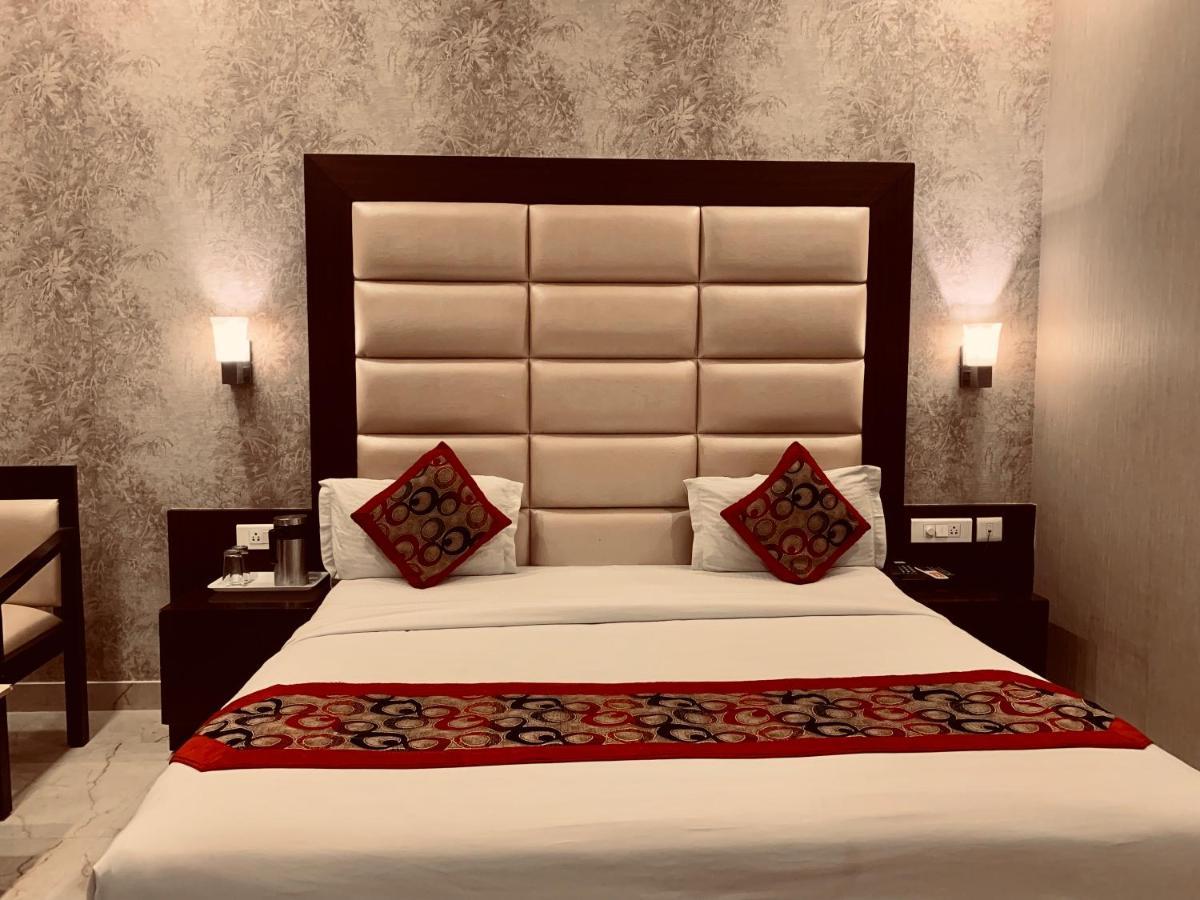 Hotel The Onix Dehradun Esterno foto