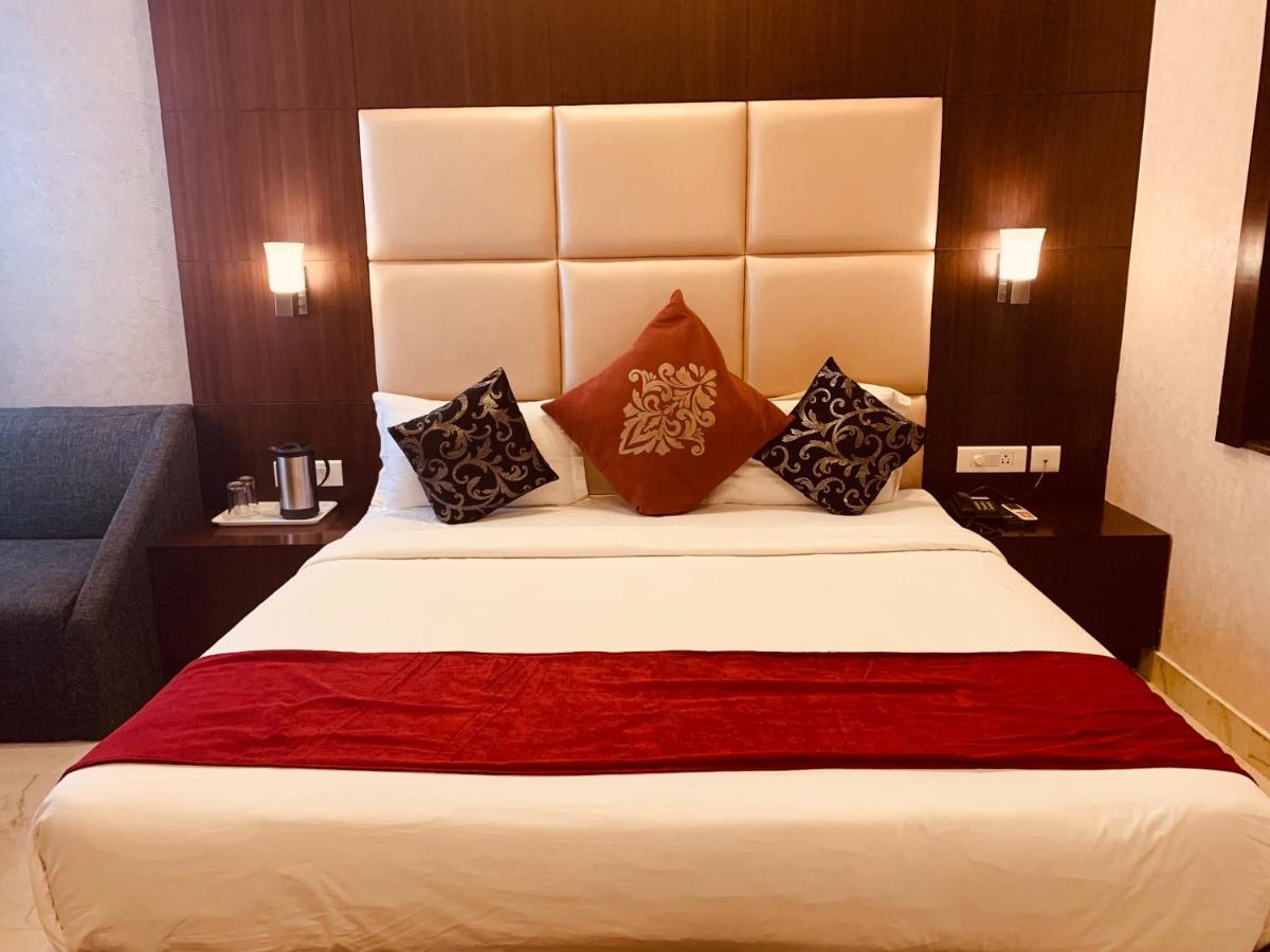 Hotel The Onix Dehradun Esterno foto