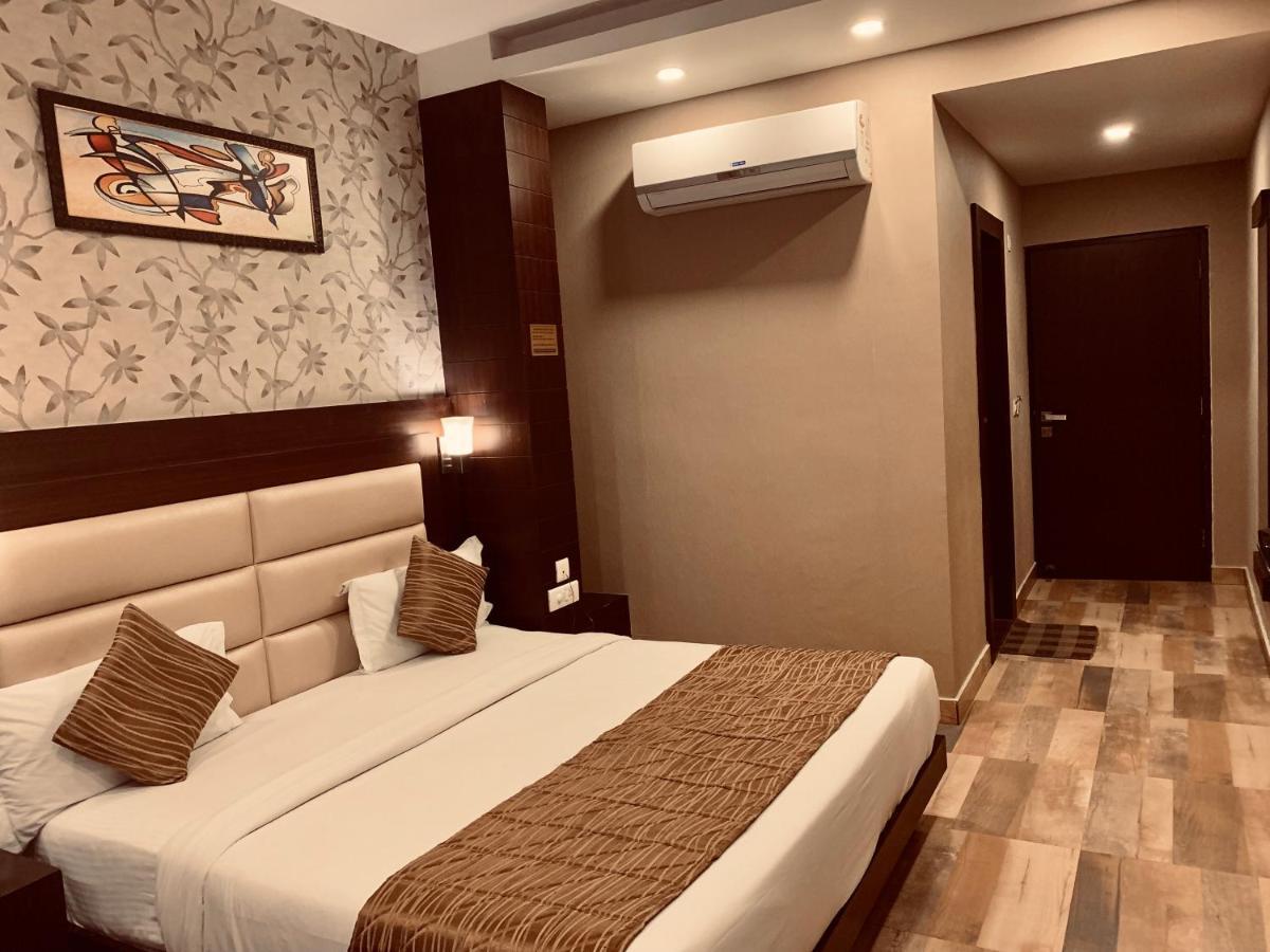 Hotel The Onix Dehradun Esterno foto