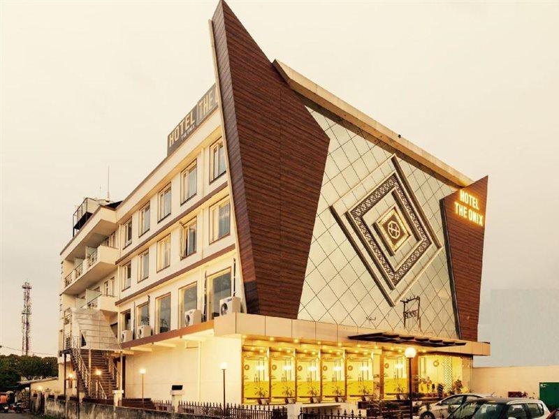 Hotel The Onix Dehradun Esterno foto