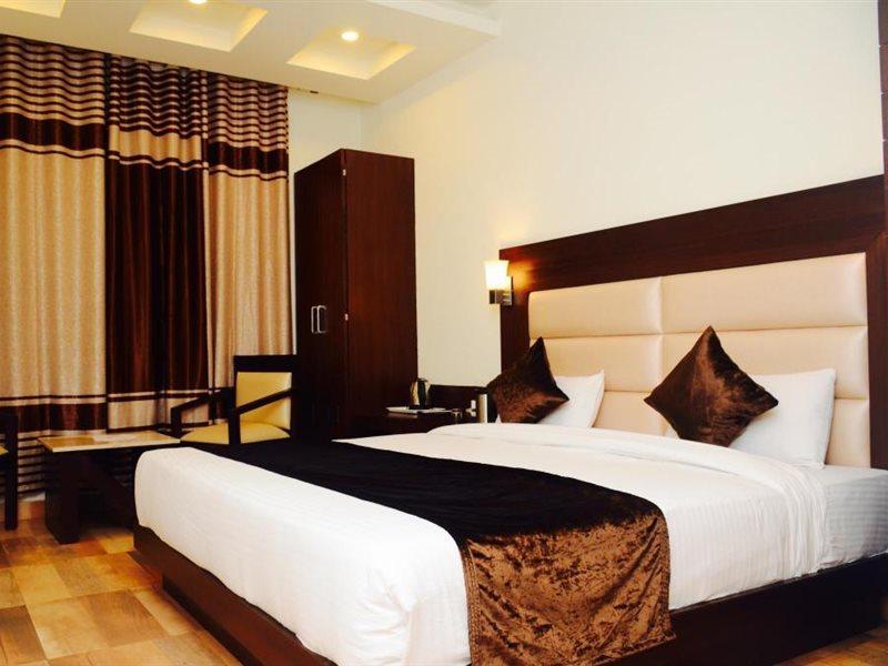 Hotel The Onix Dehradun Esterno foto