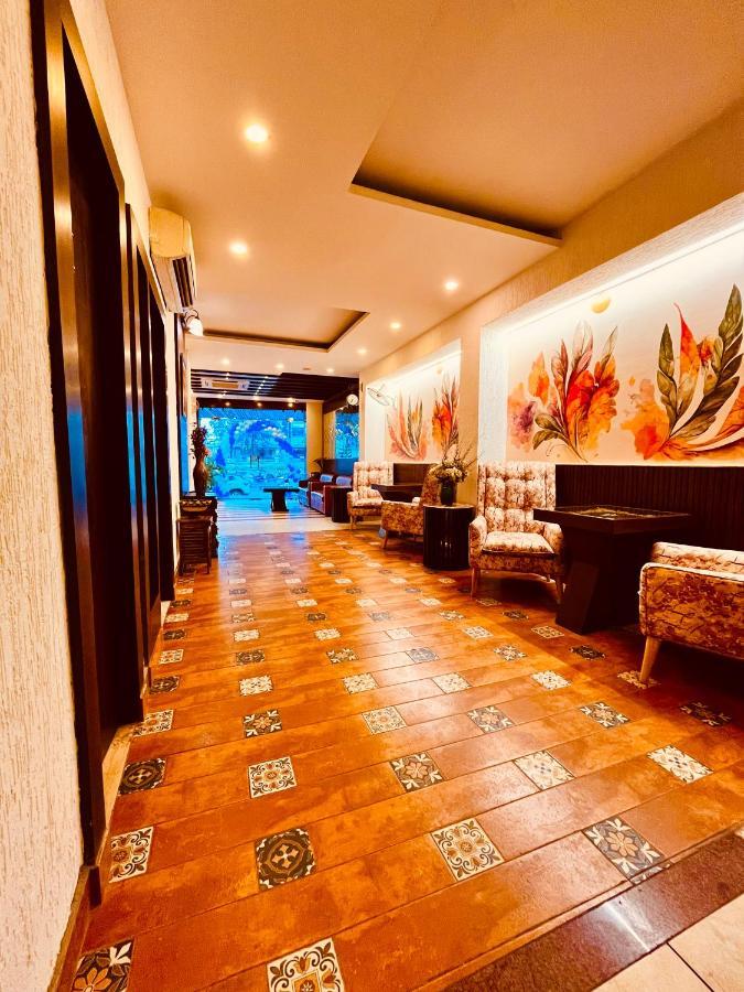Hotel The Onix Dehradun Esterno foto