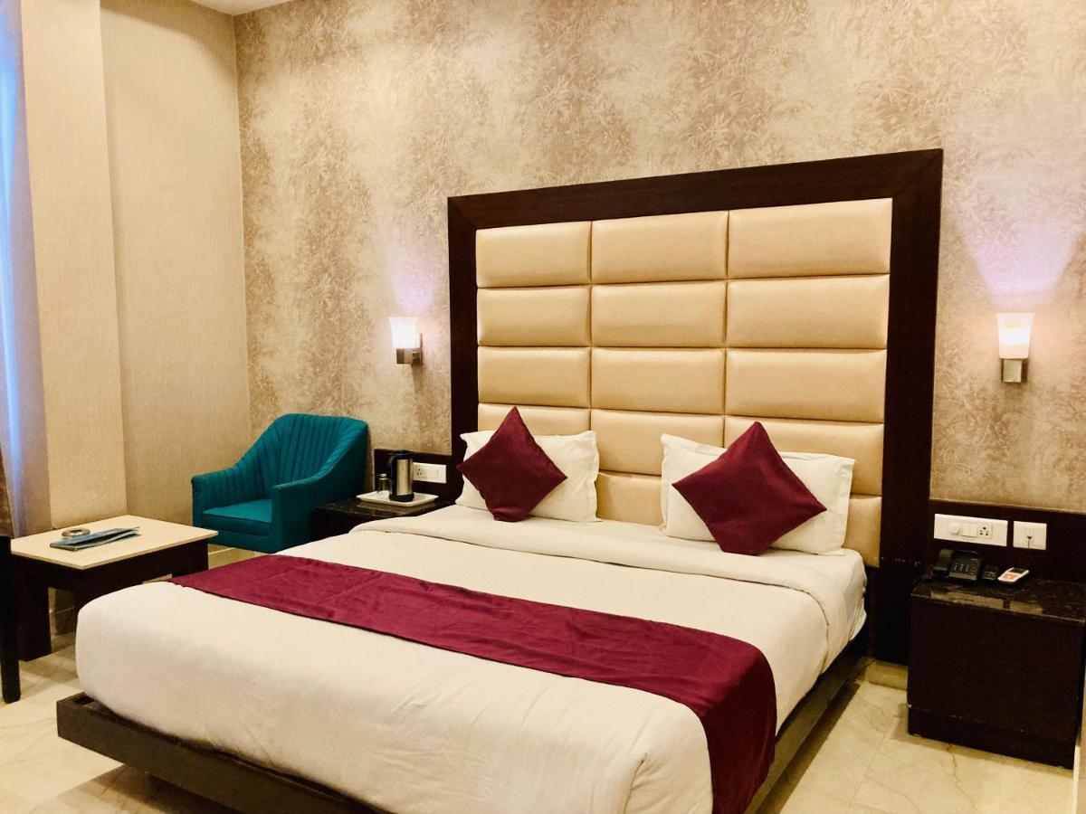 Hotel The Onix Dehradun Esterno foto