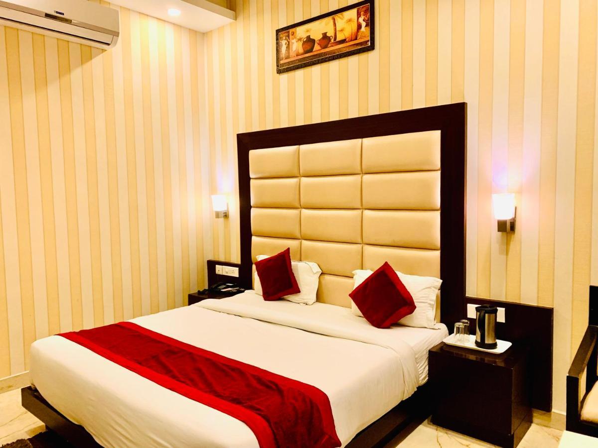 Hotel The Onix Dehradun Esterno foto
