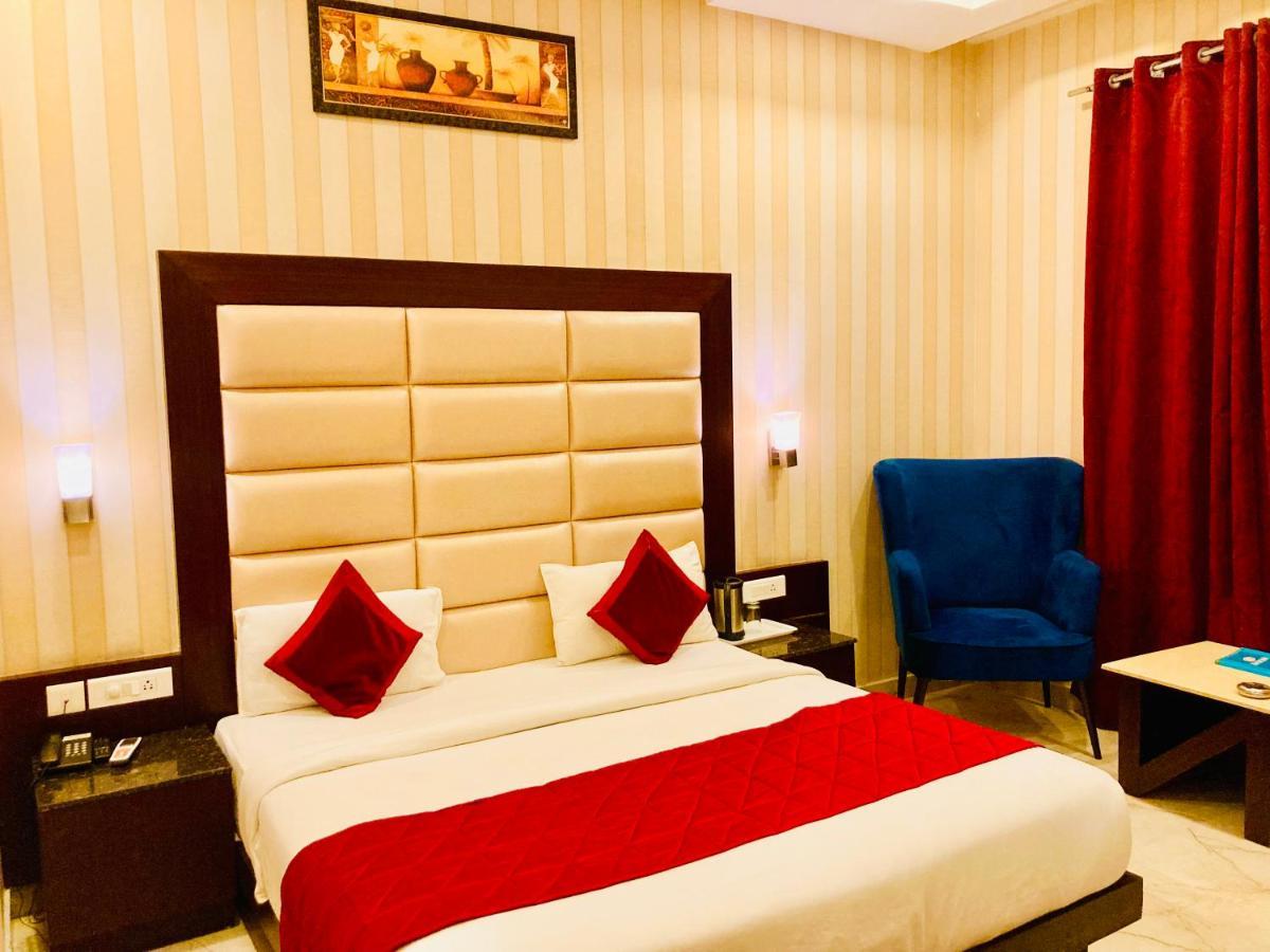Hotel The Onix Dehradun Esterno foto