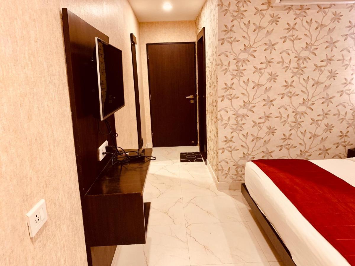 Hotel The Onix Dehradun Esterno foto
