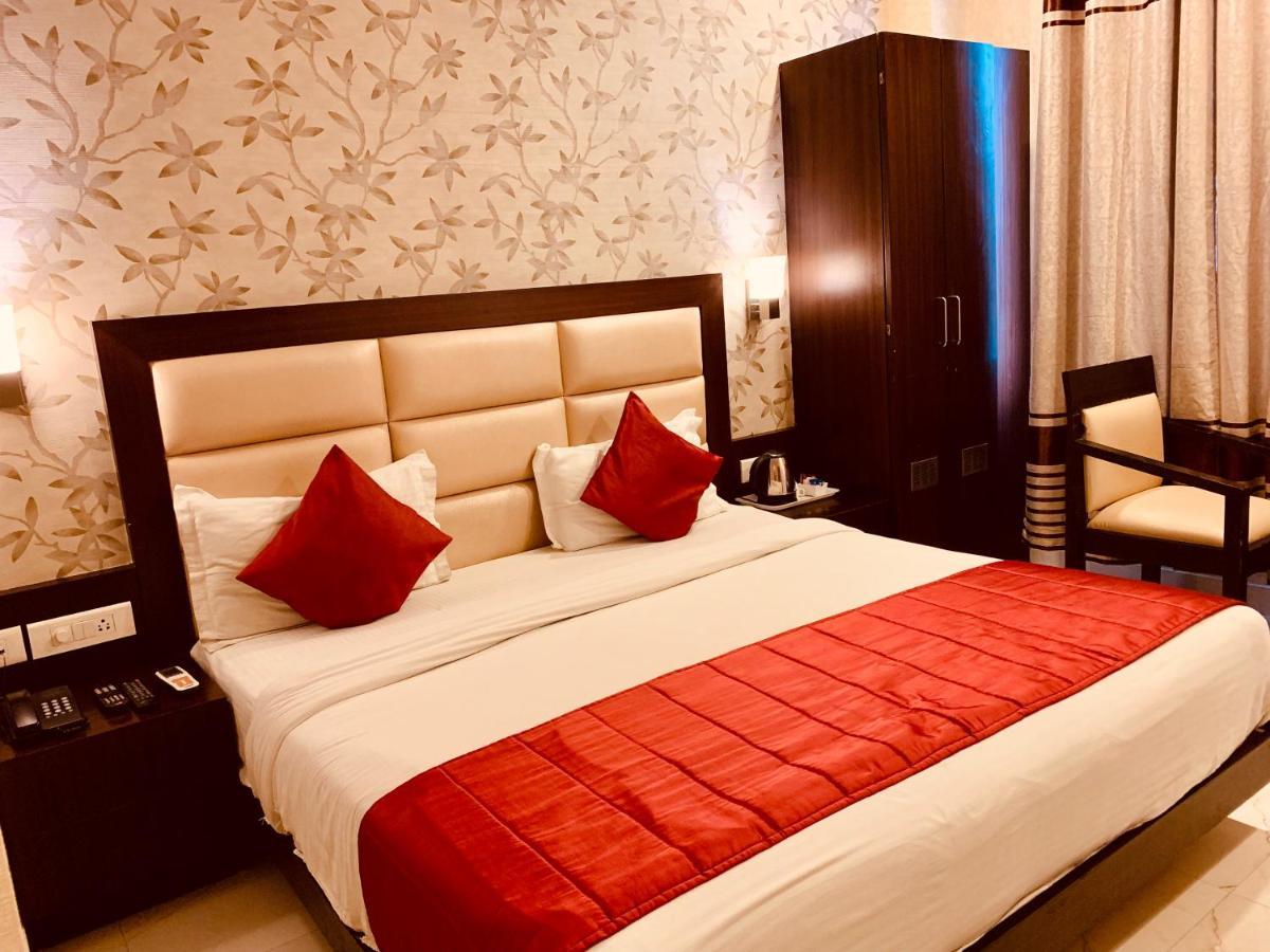 Hotel The Onix Dehradun Esterno foto