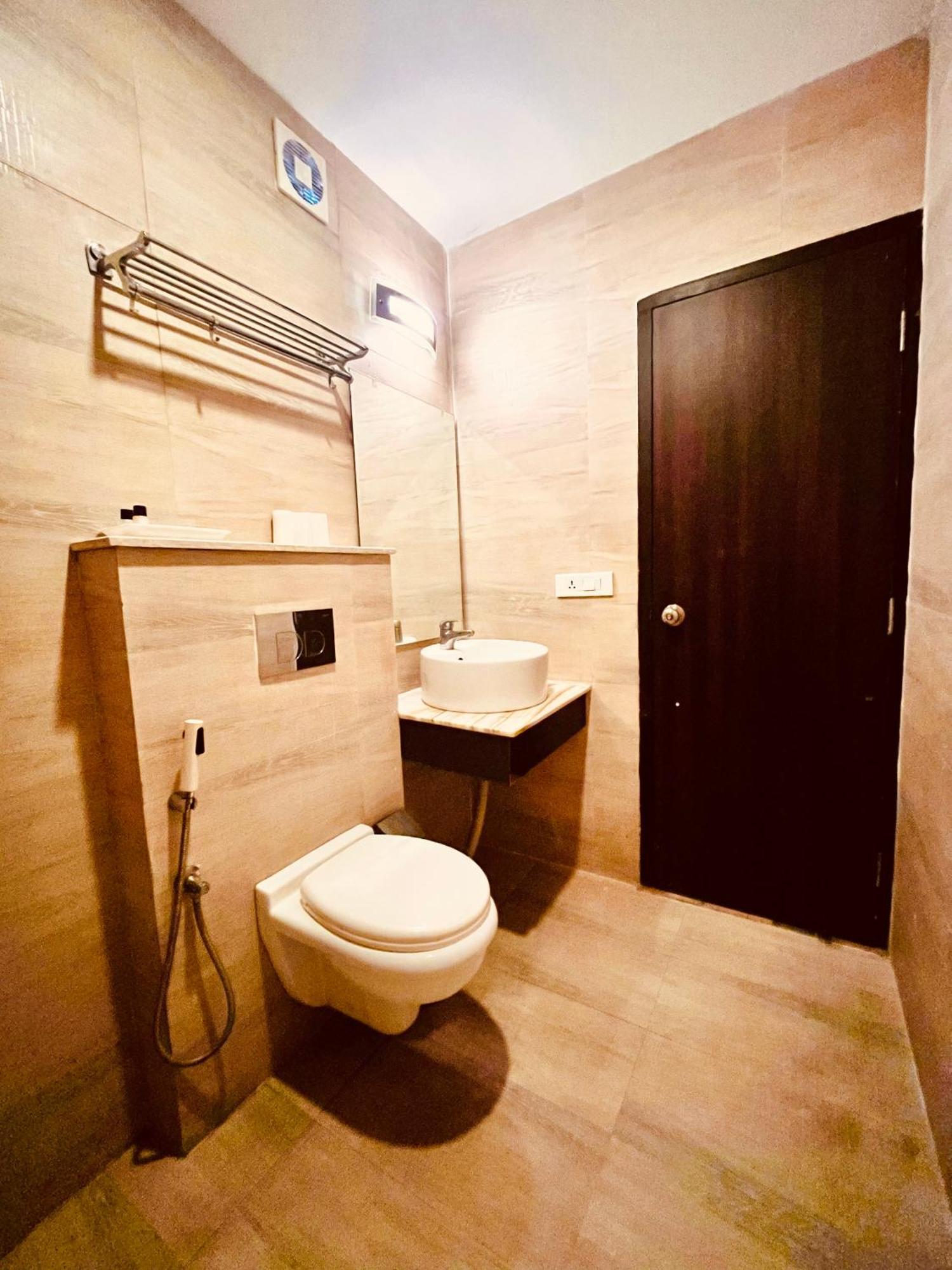 Hotel The Onix Dehradun Esterno foto