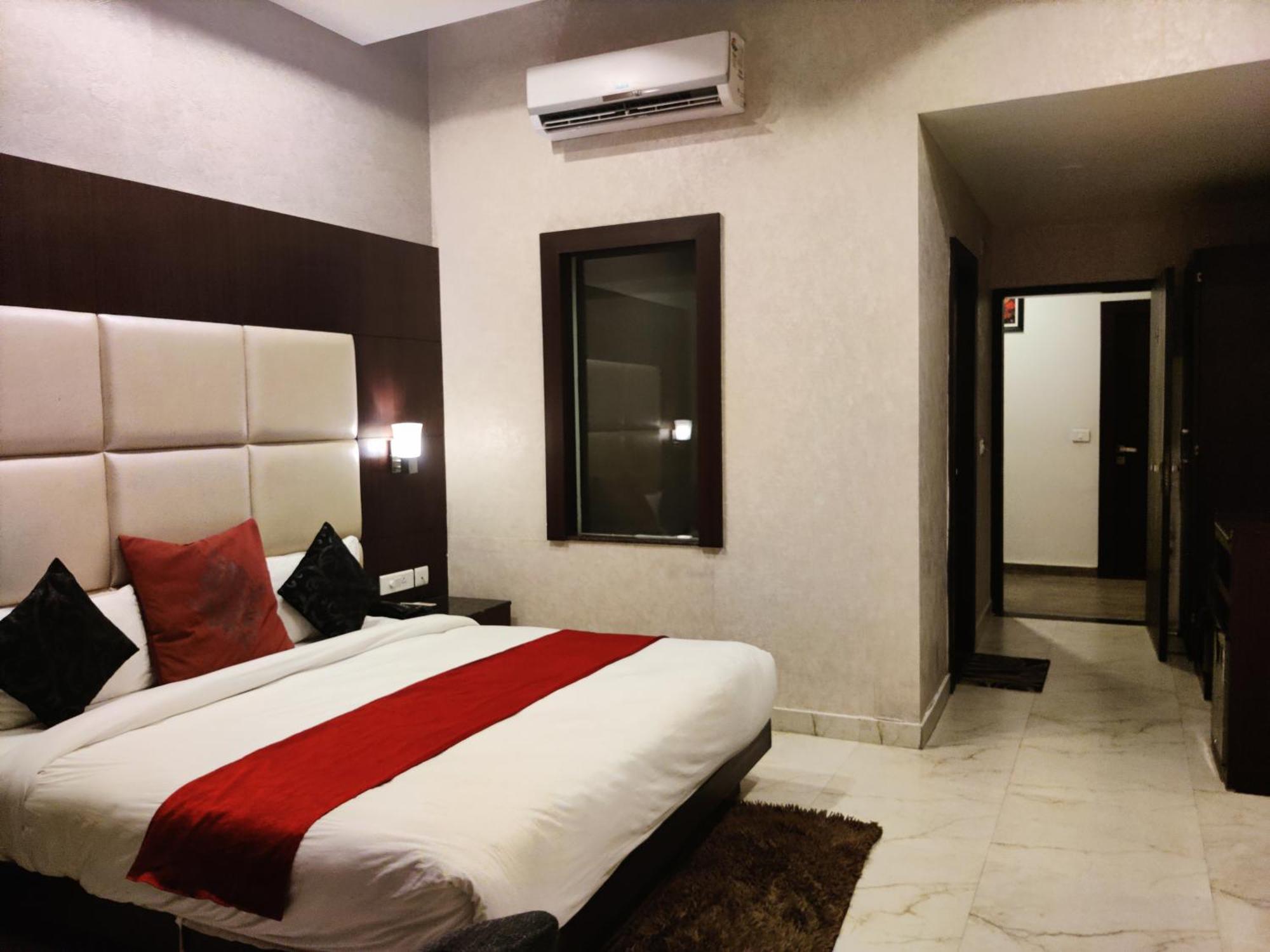 Hotel The Onix Dehradun Esterno foto