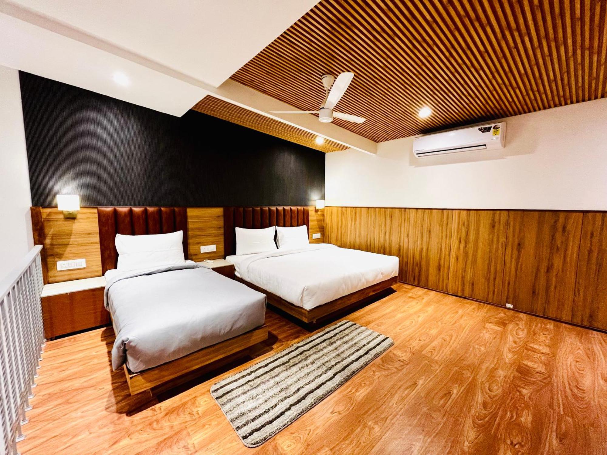 Hotel The Onix Dehradun Esterno foto