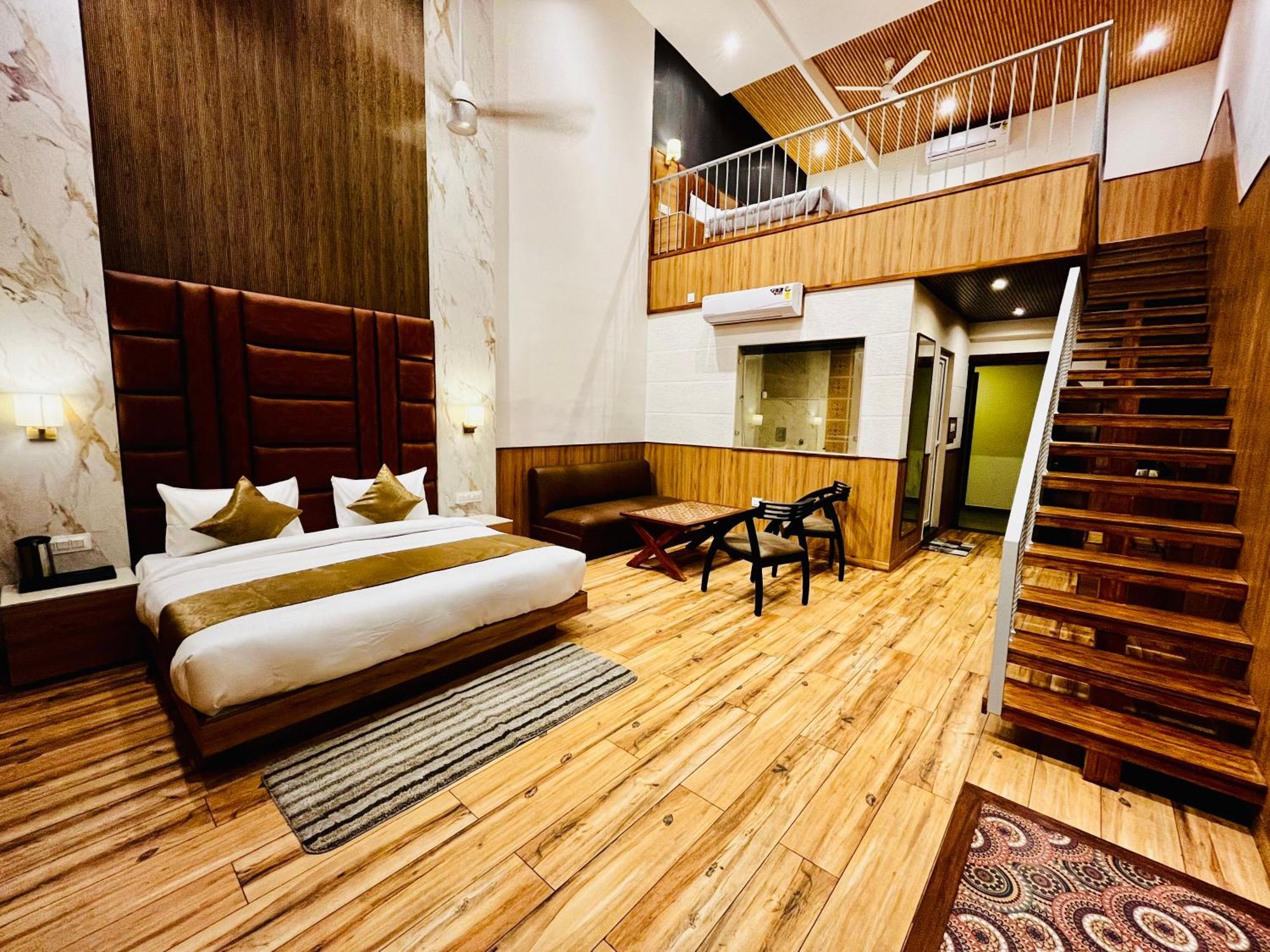Hotel The Onix Dehradun Esterno foto