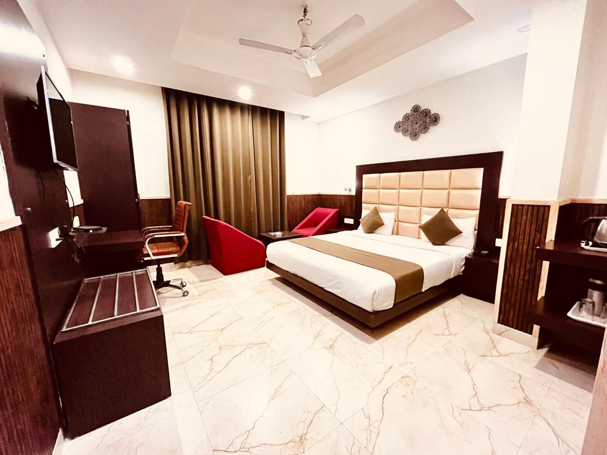 Hotel The Onix Dehradun Esterno foto