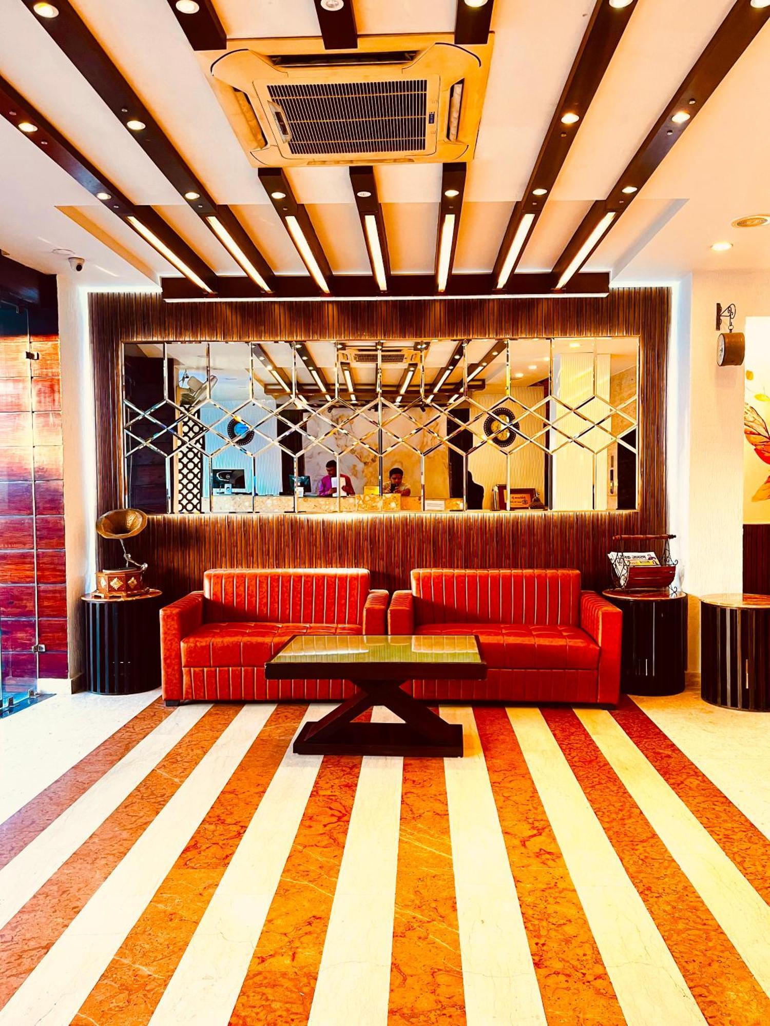 Hotel The Onix Dehradun Esterno foto
