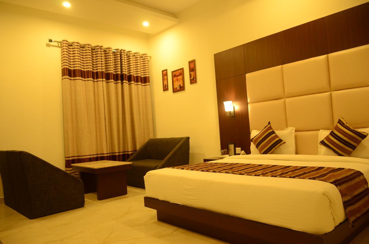 Hotel The Onix Dehradun Esterno foto