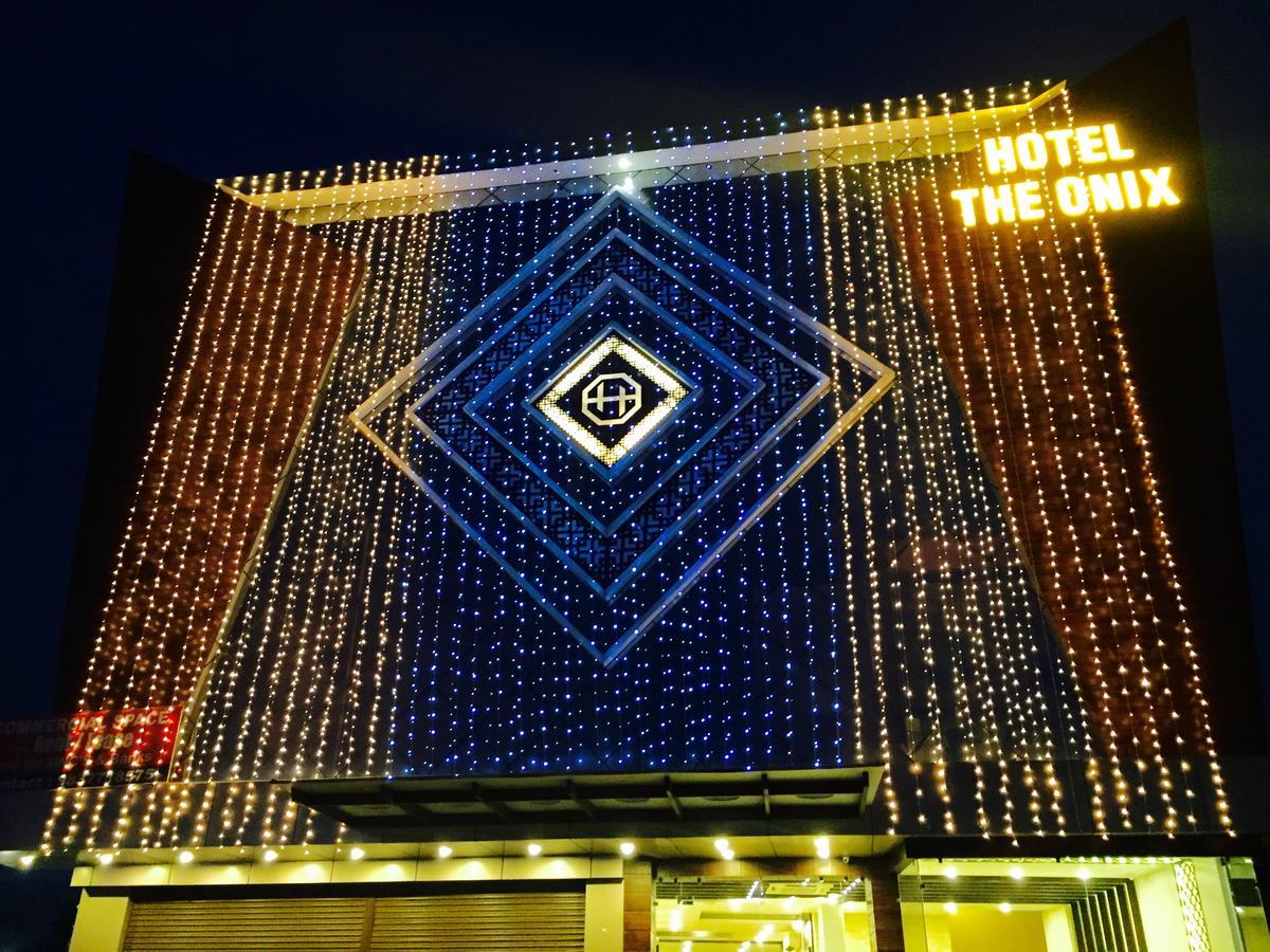 Hotel The Onix Dehradun Esterno foto