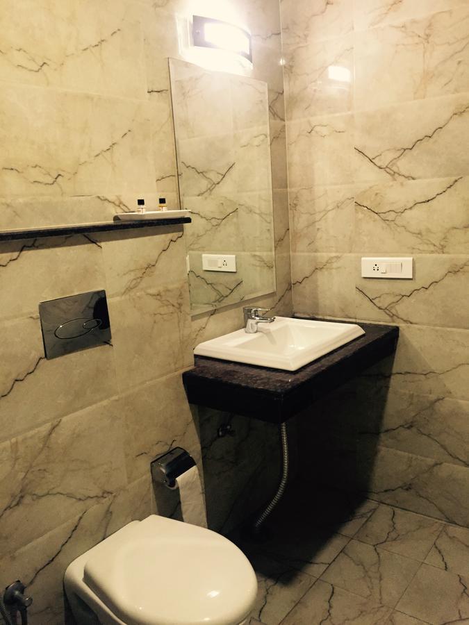 Hotel The Onix Dehradun Esterno foto