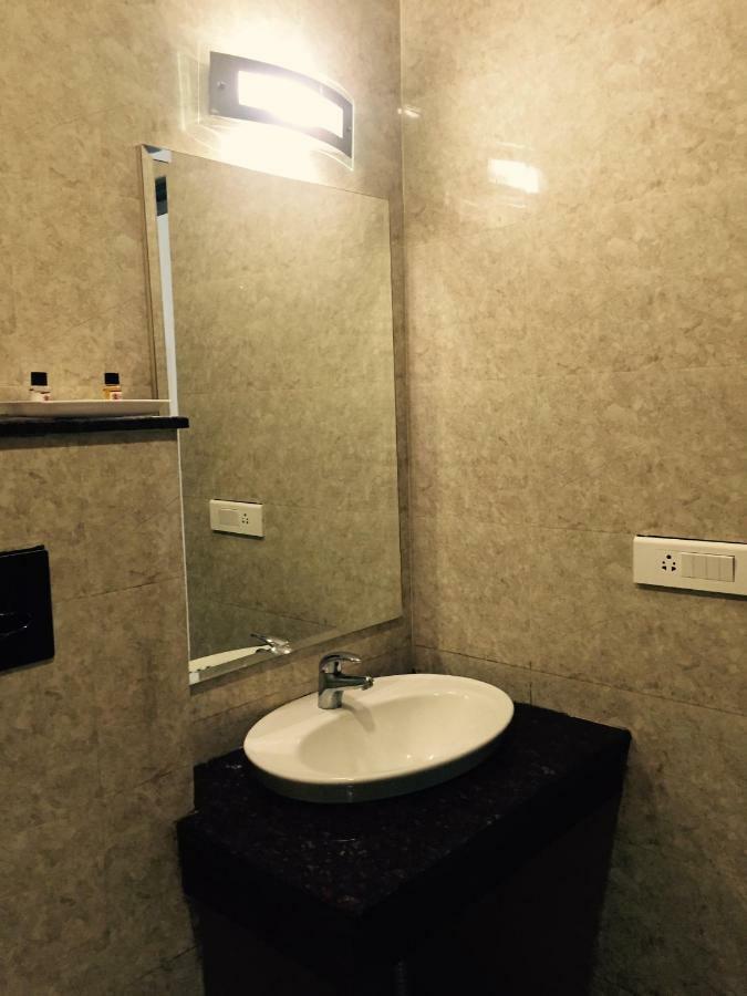 Hotel The Onix Dehradun Esterno foto